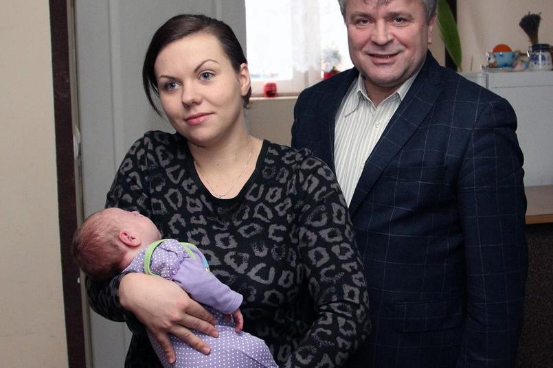 Wizyta Burmistrza u pierwszego dziecka urodzonego w 2016