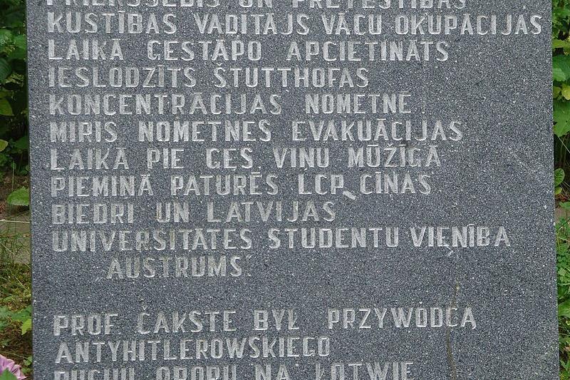 Złożenie wieńca na grobie Konstantina Cakste