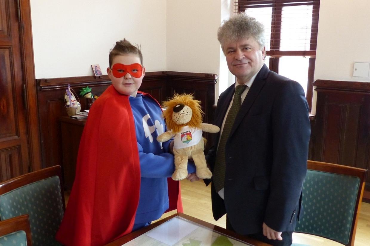 Ambasador Niebieskich Bohaterów w ratuszu