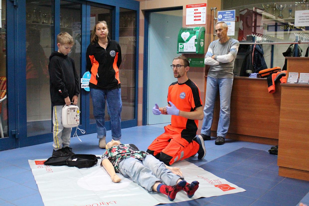 Szkolenie z obsługi defibrylatora AED na dworcu PKP