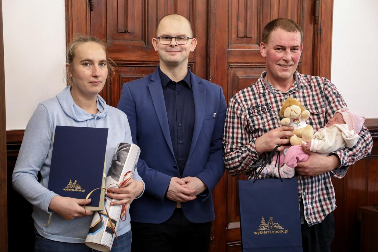 Wyprawka od burmistrza dla pierwszej lęborczanki urodzonej w 2025 roku