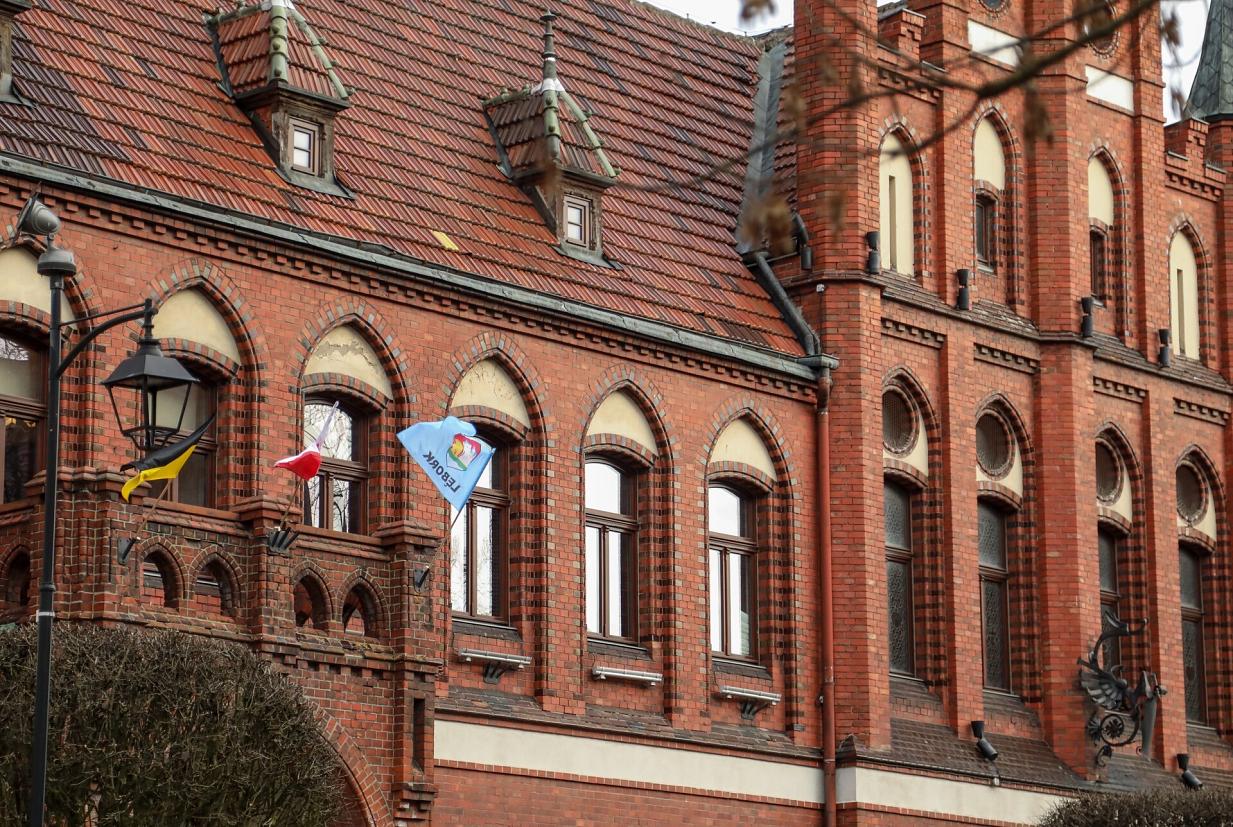 Czarno-żółta flaga na ratuszu. Świętujemy Dzień Jedności Kaszubów