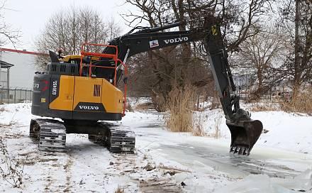 Czytaj o: Koparki w akcji. Kruszenie grubego lodu na rzece