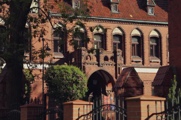 Wydziały, Kontakty