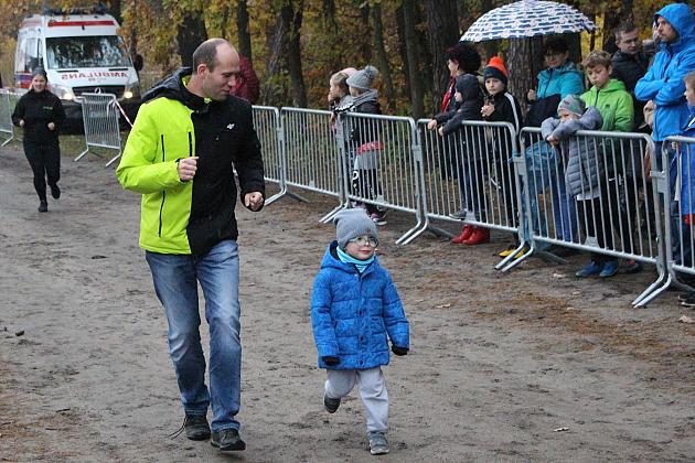 Indywidualne Biegi Przełajowe z okazji Święta Niepodległości w strugach deszczu