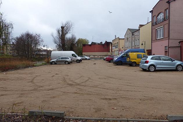 Utwardzony parking przy ulicy Przymurnej