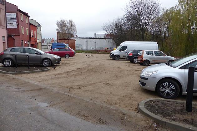 Utwardzony parking przy ulicy Przymurnej