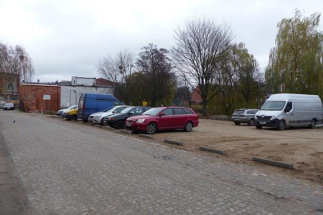 Utwardzony parking przy ulicy Przymurnej