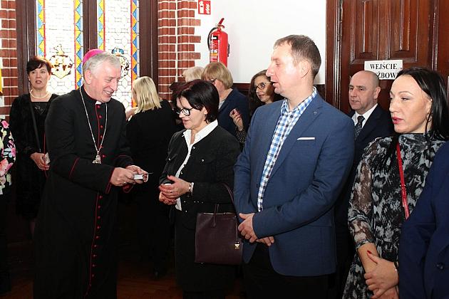 Biskup Ryszard Kasyna z kolędą w ratuszu