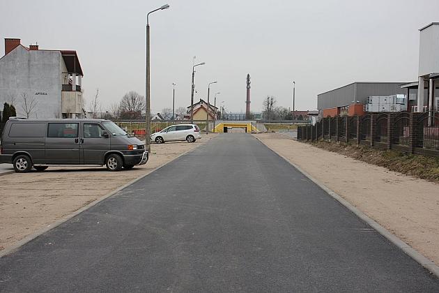Nowy asfalt i 50 miejsc parkingowych przy Olimpijczyków