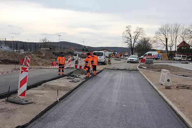 Walce drogowe przed dworcem PKP