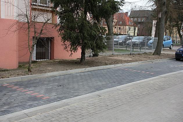 Powiększony parking przy szpitalu. 14 nowych miejsc