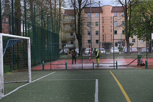 Nawierzchnia boiska na Pl. Piastowskim w czyszczeniu