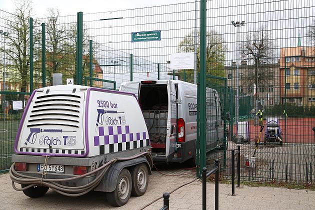 Nawierzchnia boiska na Pl. Piastowskim w czyszczeniu