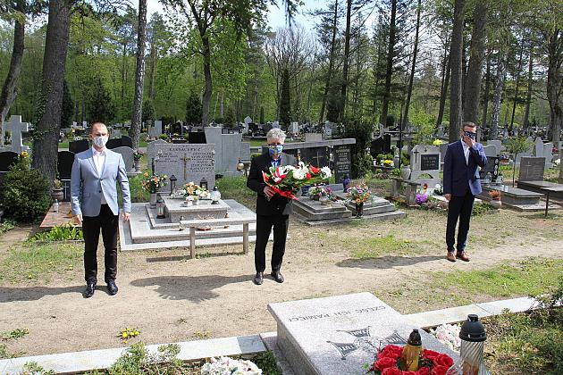 Kwiaty złożone ofiarom wojny