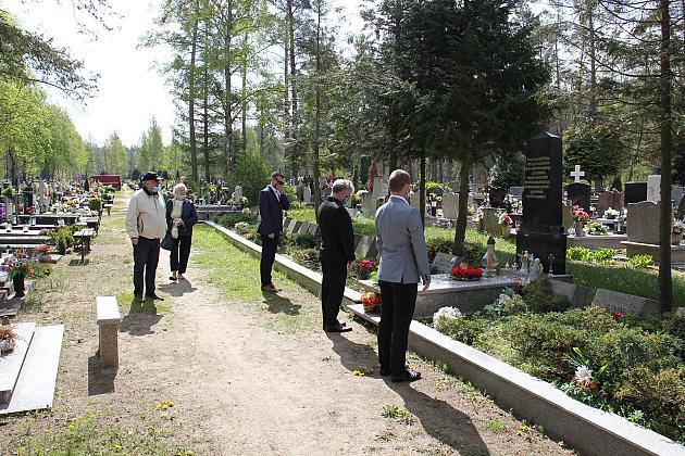 Kwiaty złożone ofiarom wojny