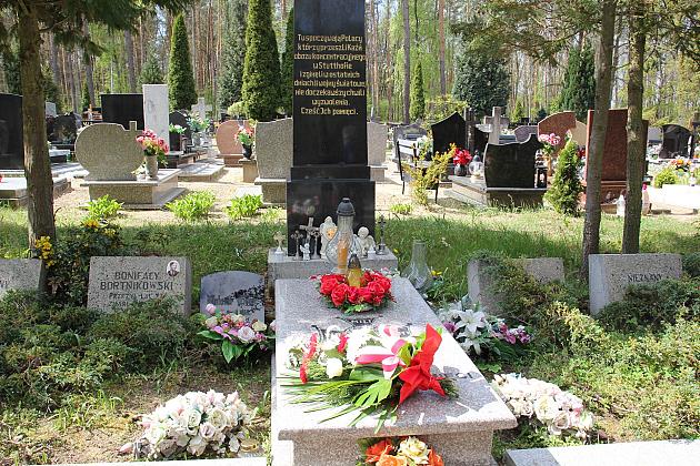 Kwiaty złożone ofiarom wojny