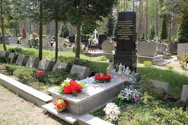 Kwiaty złożone ofiarom wojny