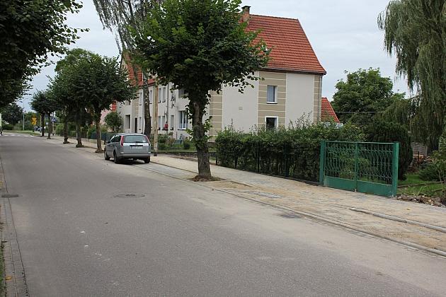 Nowy chodnik i zatoki postojowe przy Stryjewskiego