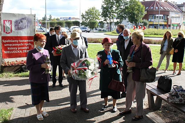 Dzień Sybiraka. Kwiaty i znicze pod Pomnikiem Zesłańcom Sybiru