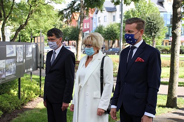 Dzień Sybiraka. Kwiaty i znicze pod Pomnikiem Zesłańcom Sybiru