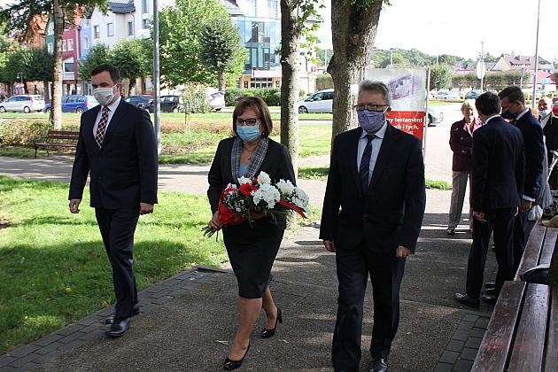 Dzień Sybiraka. Kwiaty i znicze pod Pomnikiem Zesłańcom Sybiru