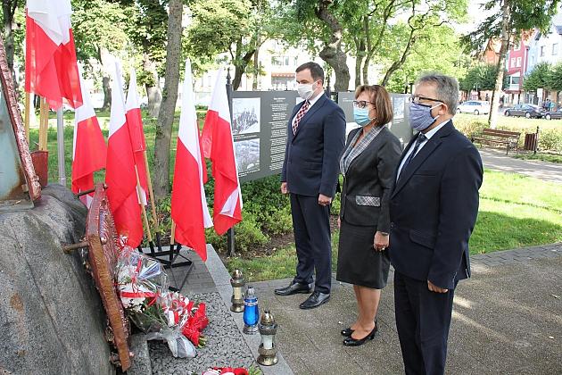 Dzień Sybiraka. Kwiaty i znicze pod Pomnikiem Zesłańcom Sybiru