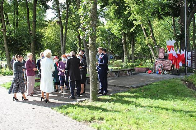 Dzień Sybiraka. Kwiaty i znicze pod Pomnikiem Zesłańcom Sybiru