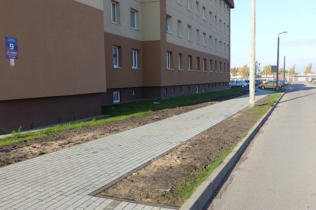 Nowy chodnik i miejsca postojowe przy Łasaka