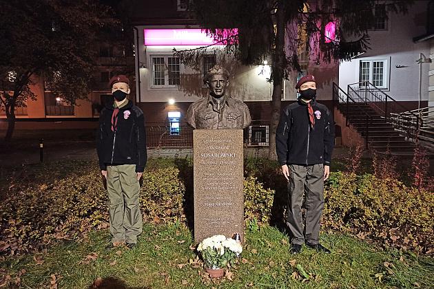 Capstrzyk Niepodległość pod pomnikiem gen. Sosabowskiego