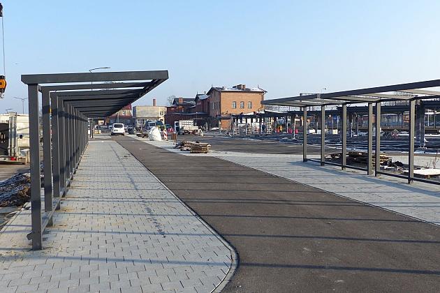 Stawiają wiaty na Lęborskim Węźle Przesiadkowym