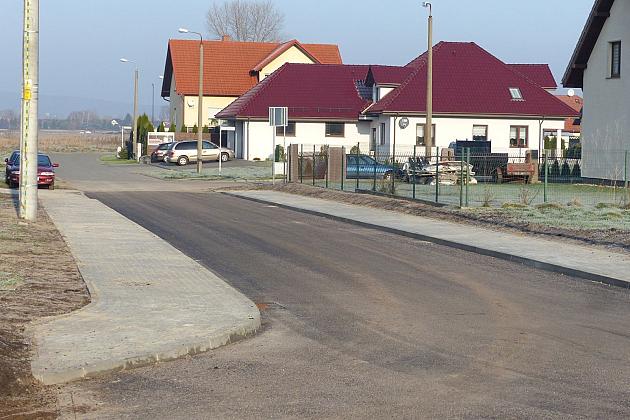 Generała Maczka z asfaltem, chodnikiem i ścieżką dla rowerów