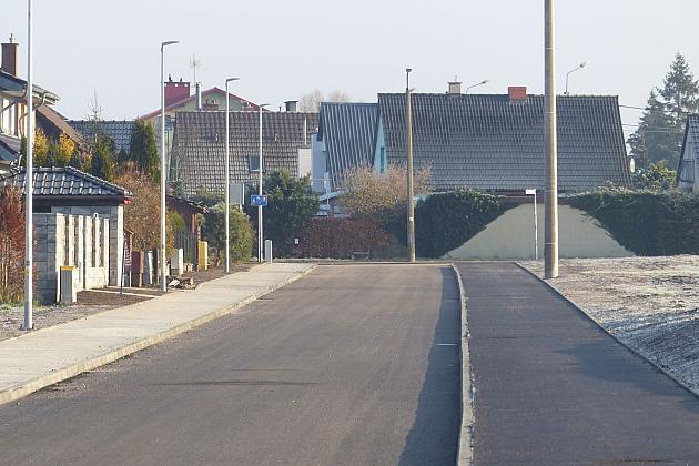 Generała Maczka z asfaltem, chodnikiem i ścieżką dla rowerów