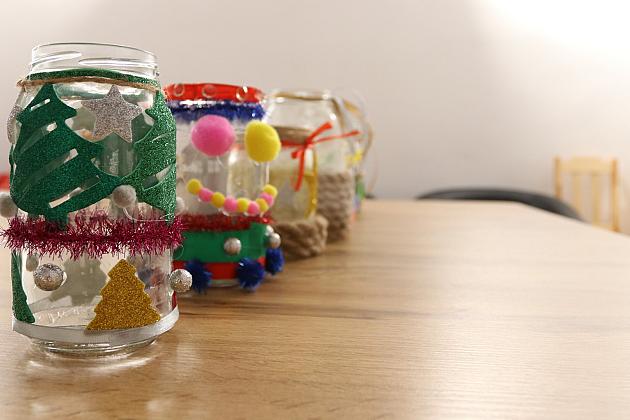 Świąteczne ozdoby na zajęciach ze streetworkerką