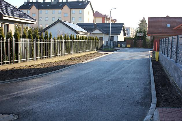 Ulica Witkacego z nowym asfaltem