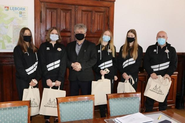 Srebrne siatkarki SPS Lębork z wizytą w ratuszu