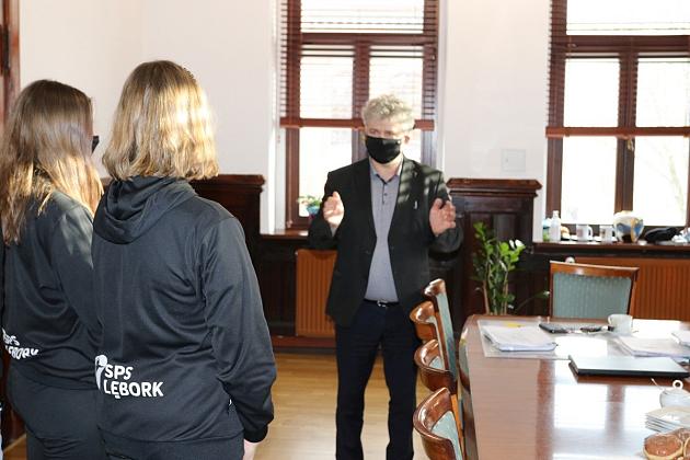 Srebrne siatkarki SPS Lębork z wizytą w ratuszu
