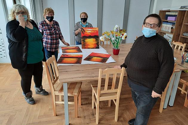 Seniorki na warsztatach malowania