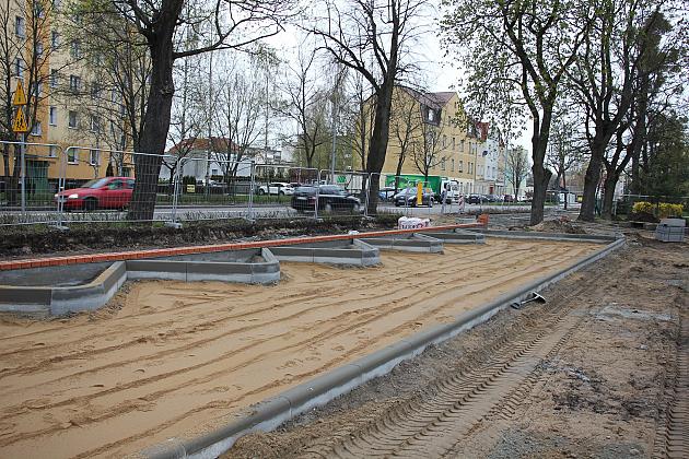 Przy SP1 powstaje parking i efektowny dziedziniec