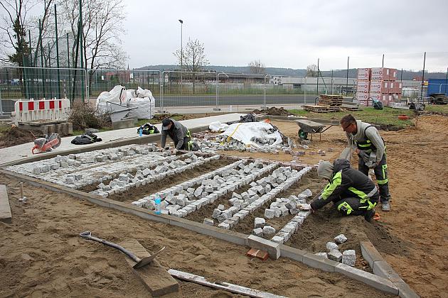 Przy SP1 powstaje parking i efektowny dziedziniec