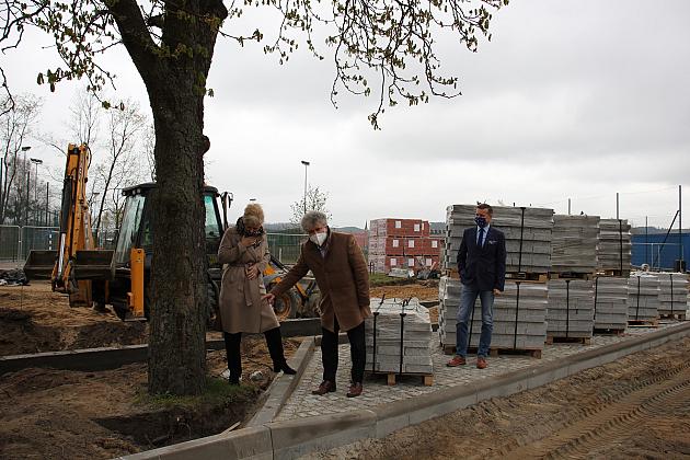 Przy SP1 powstaje parking i efektowny dziedziniec