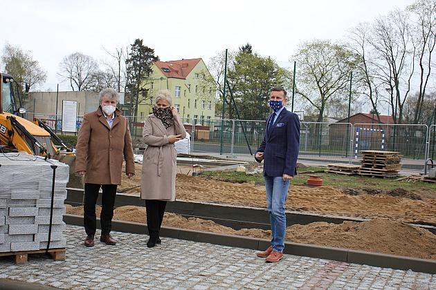 Przy SP1 powstaje parking i efektowny dziedziniec