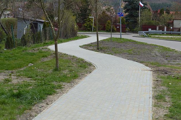 990 metrów nowego chodnika na Harcerzy