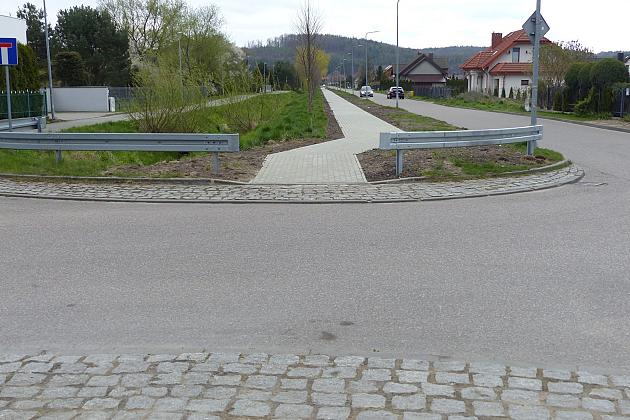 990 metrów nowego chodnika na Harcerzy