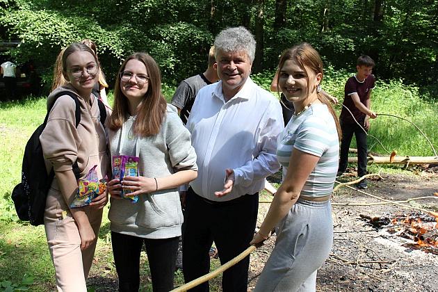 230 uczniów sprzątało las w okolicach stadionu