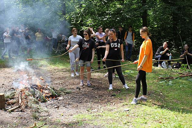 230 uczniów sprzątało las w okolicach stadionu