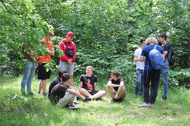230 uczniów sprzątało las w okolicach stadionu
