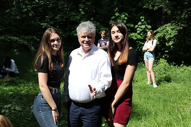 230 uczniów sprzątało las w okolicach stadionu