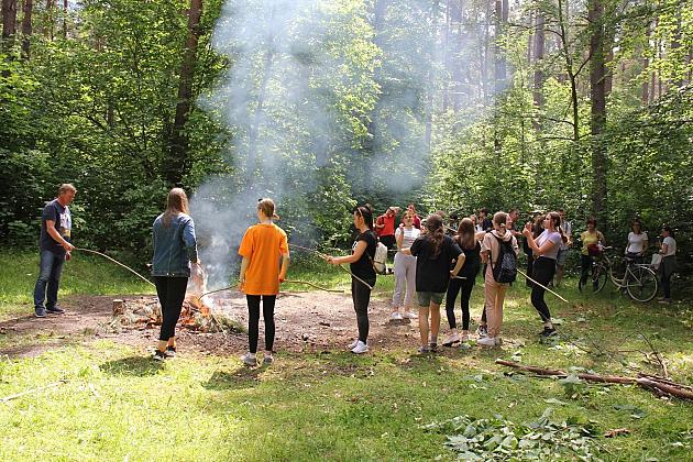 230 uczniów sprzątało las w okolicach stadionu