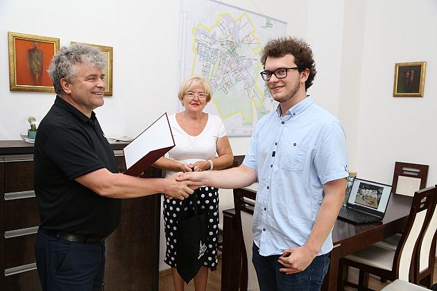 Gratulacje dla maturzysty za sukces w ogólnopolskim konkursie technicznym